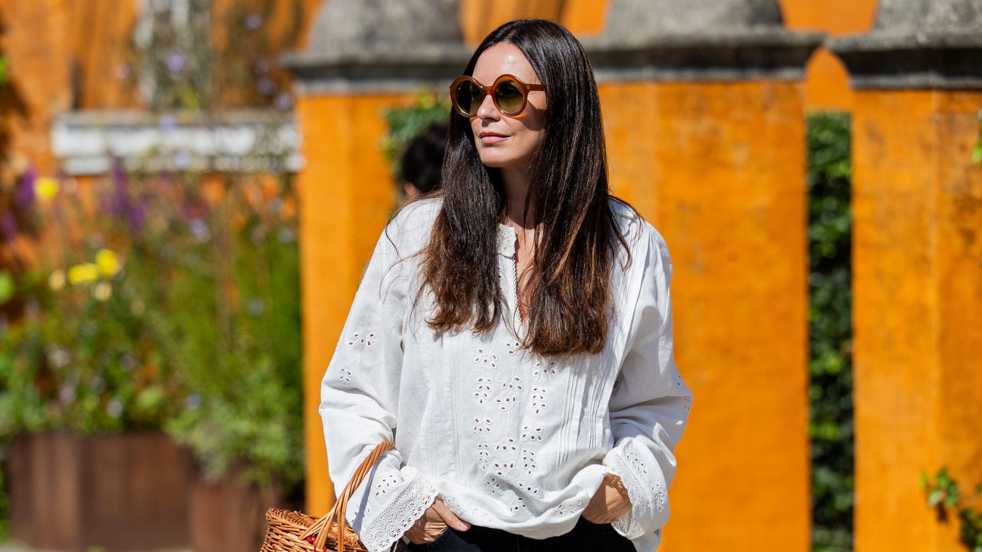 12 blusas blancas que querrás llevar 24/7 con tus vaqueros favoritos