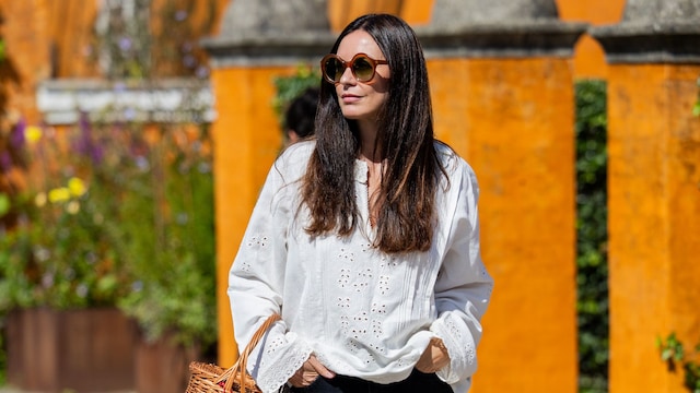 Blusa blanca con vaqueros