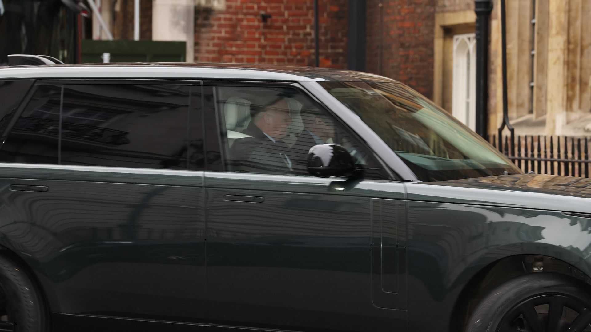 Andrés Mountbatten-Windsor y Sarah Ferguson reaparecen en el bautizo de su nieta tras perder todos sus títulos