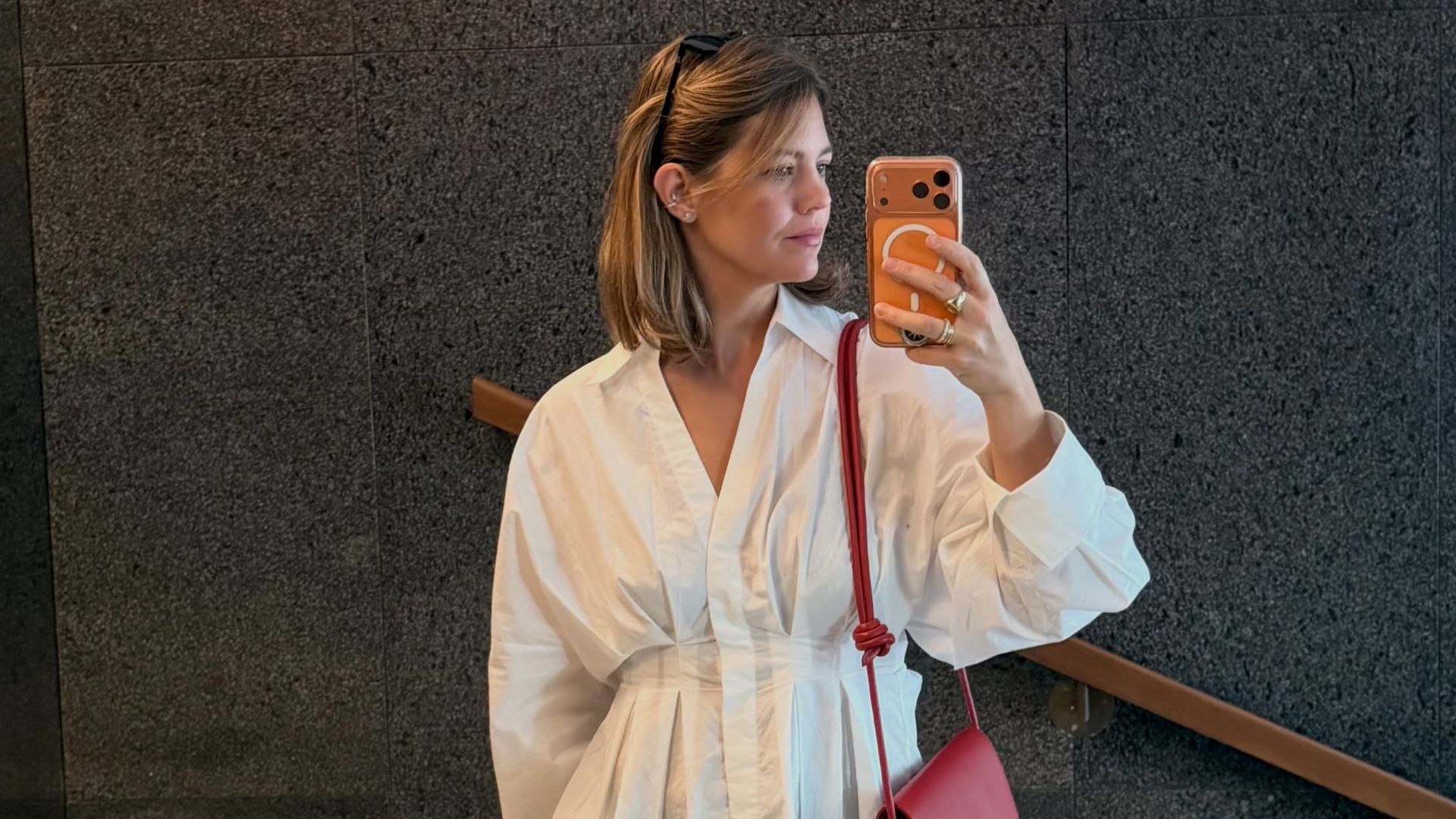 Isabelle Junot con look de diario de camisa blanca y vaqueros