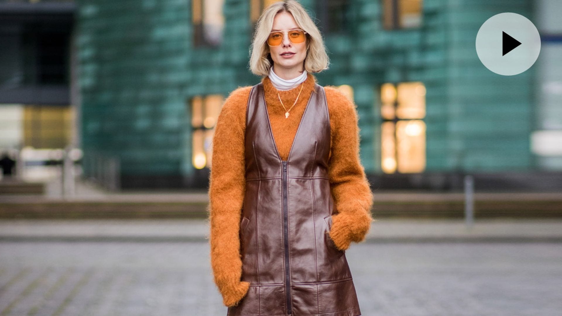 ¿Recuerdas el pichi de tu infancia? Vuelve a enamorarte de él con estos cinco looks para el invierno