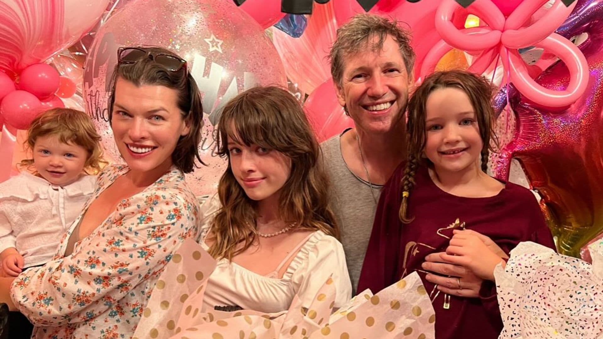 El sentido mensaje de Milla Jovovich a Osian, su hija 'arcoíris' que cada día se parece más a ella