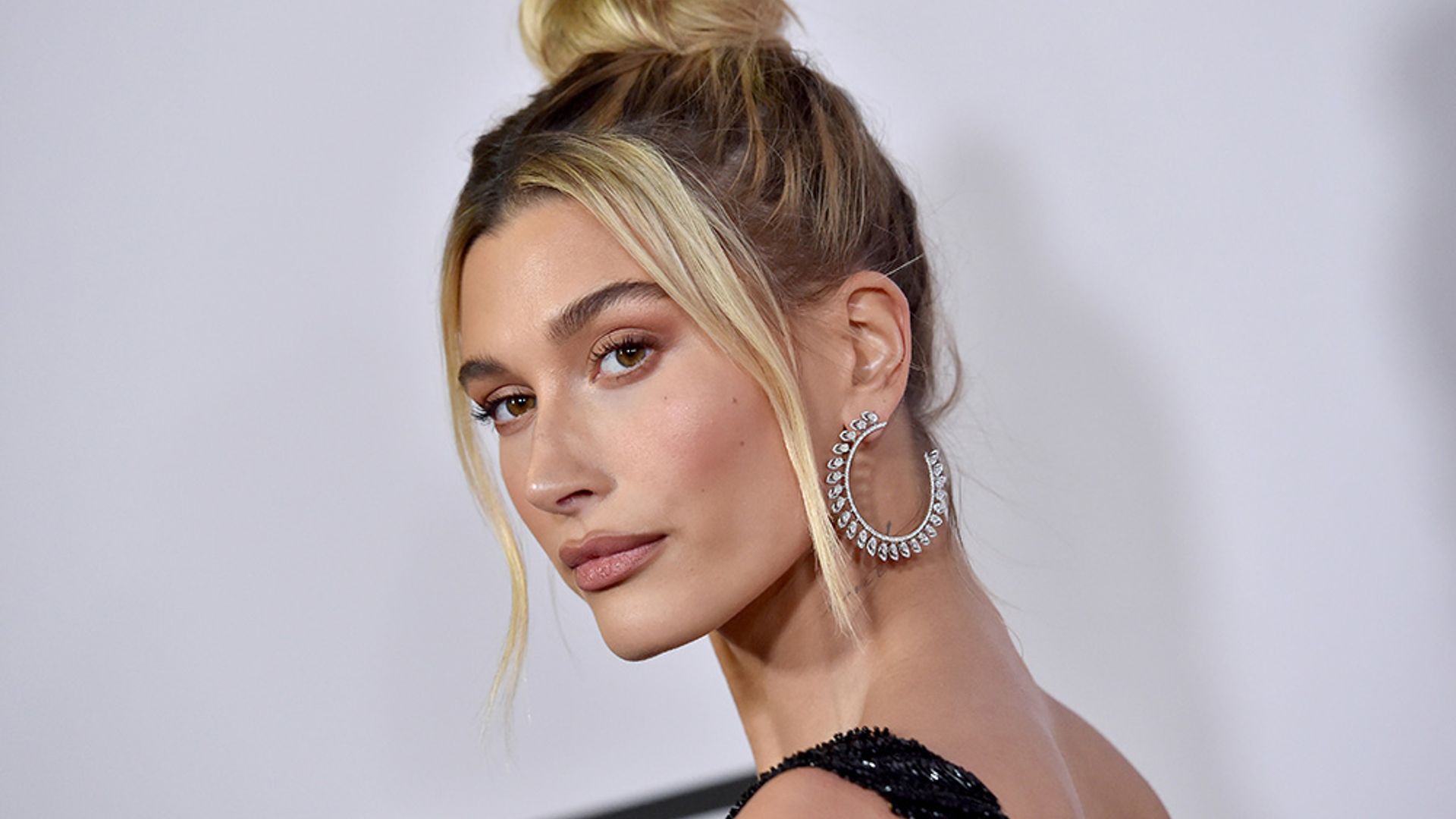 Hailey Bieber anuncia (al fin) la fecha de lanzamiento de Rhode, su propia firma de belleza