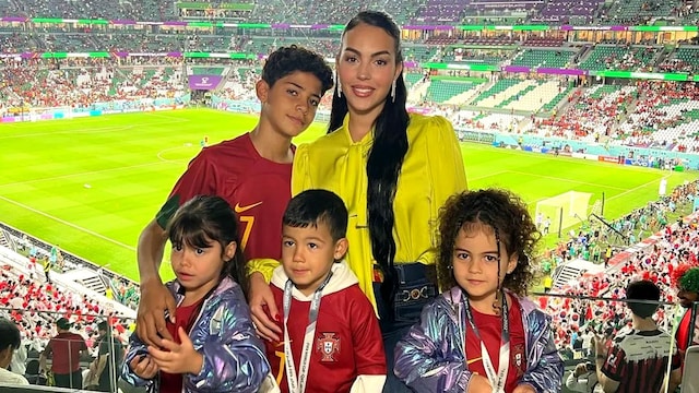 Plano entero de Georgina Rodriguez en un partido de fútbol con sus hijos