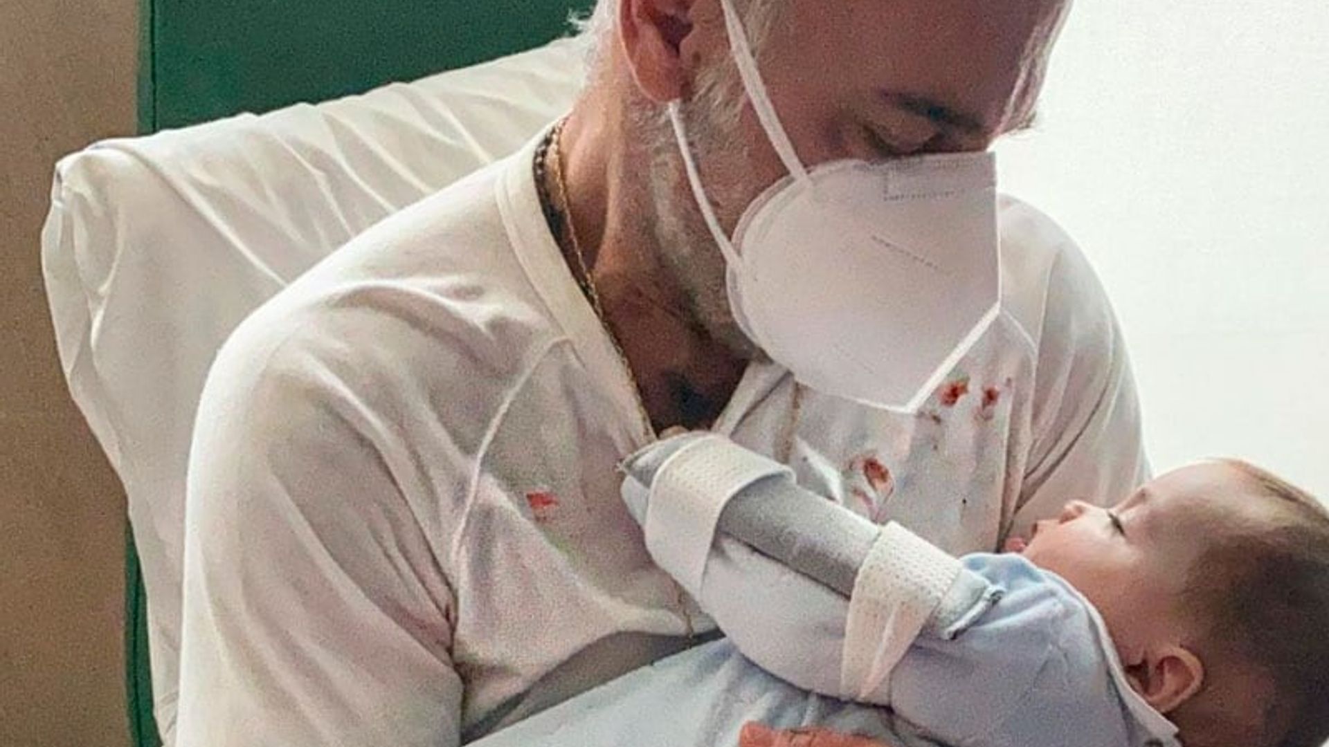 Gianluca Vacchi anuncia que su bebé ya fue operada del paladar hendido, se recupera en casa