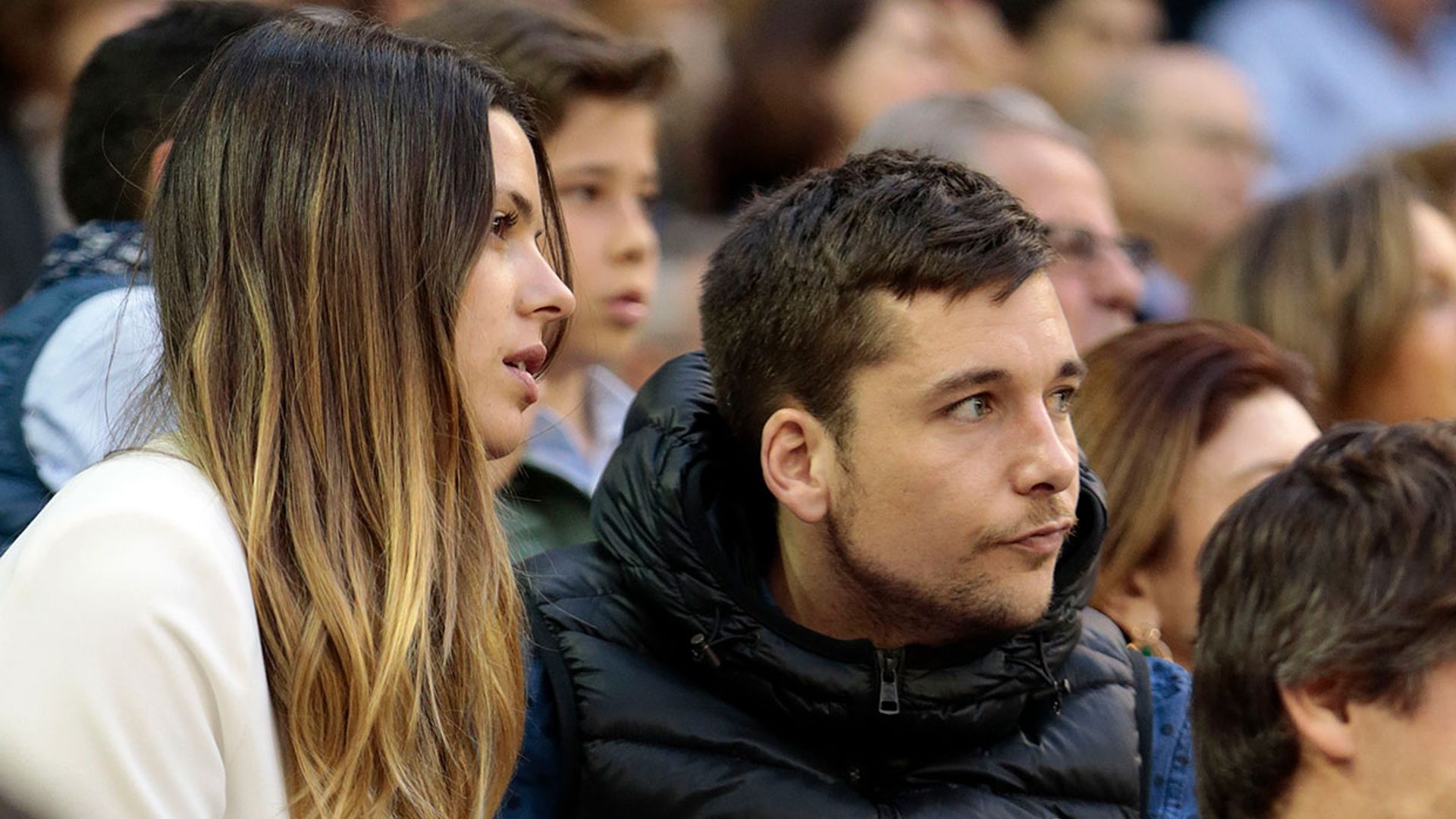 Benji Aparicio 'al rescate' de Laura M. Flores en su noche más divertida