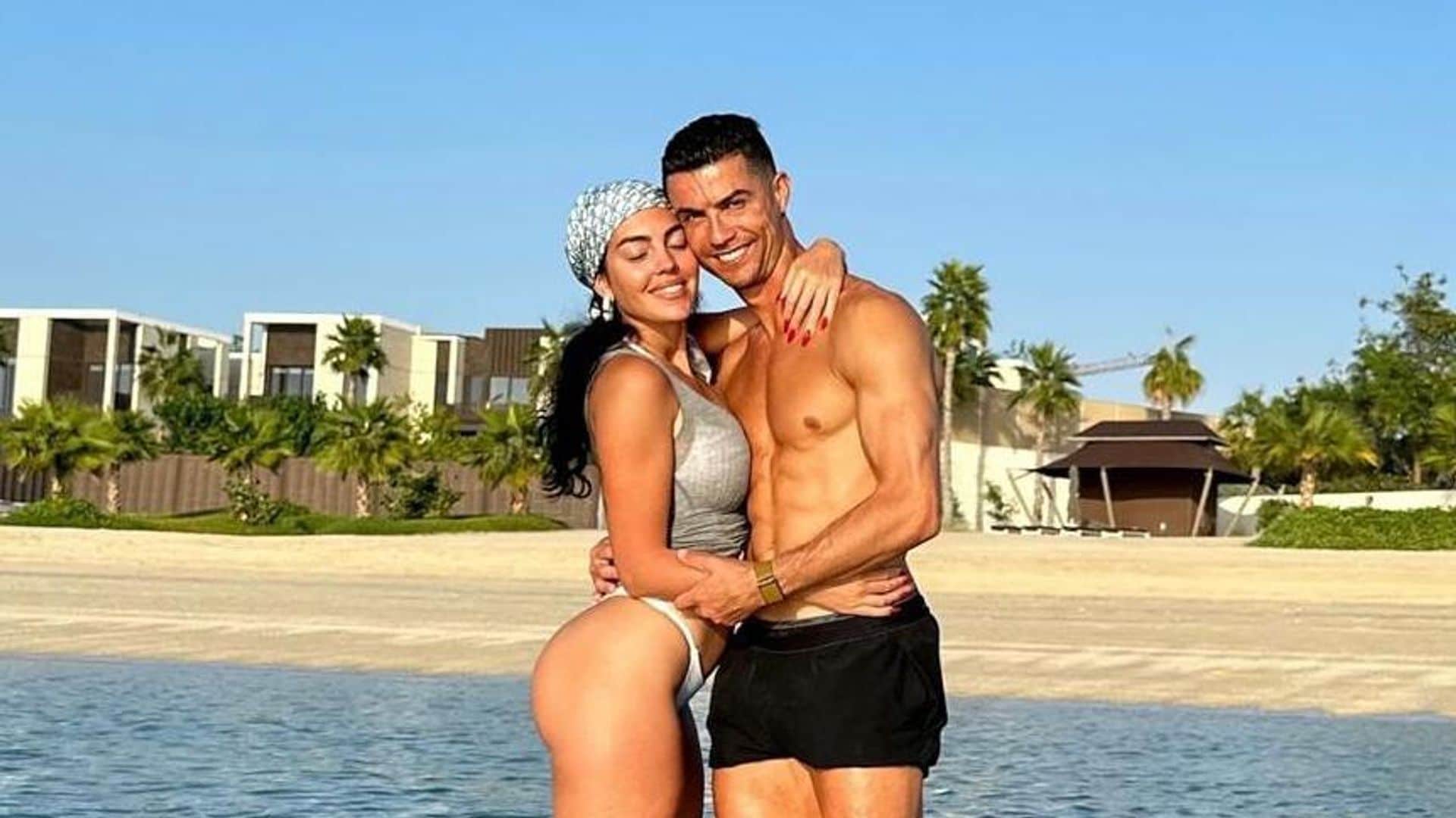 Con un posado en traje de baño, Cristiano Ronaldo presume a su alma gemela: Georgina Rodríguez
