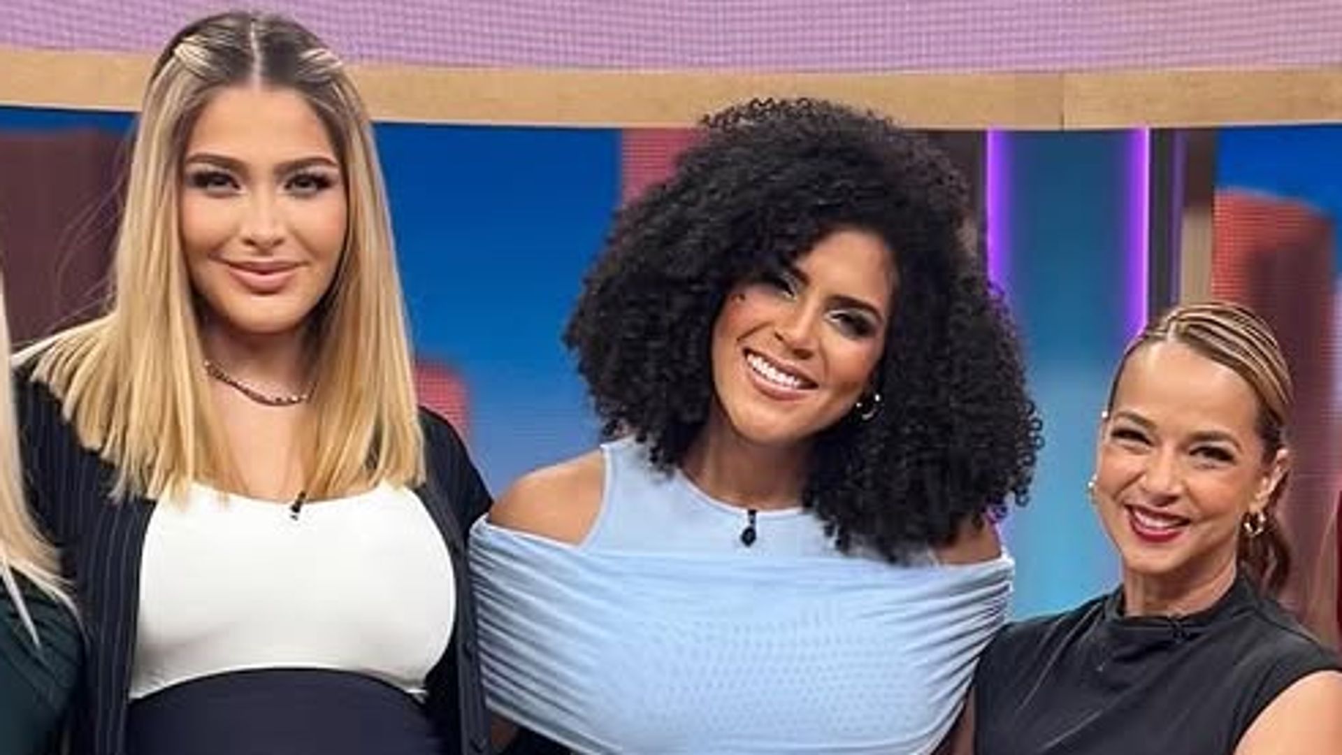 Migbelis Castellanos y Francisca posan con sus pancitas juntoa Wendy Guevara, Adamari López, Karina Banda y Amara 'La Negra'