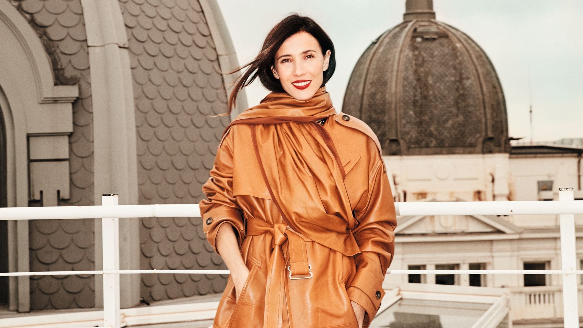 La actriz donostiarra que participó por primera vez con tres años en una serie vasca, posa con gabardina de piel de Tod’s