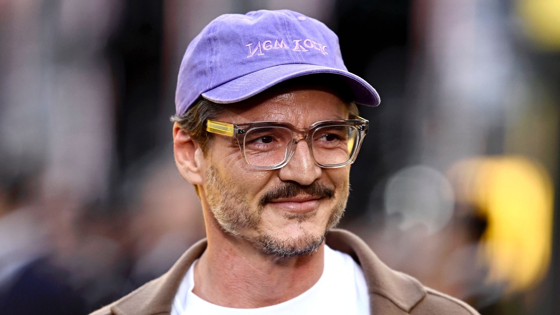 Pedro Pascal muestra su apoyo a la comunidad transgénero con una poderosa camiseta en Londres