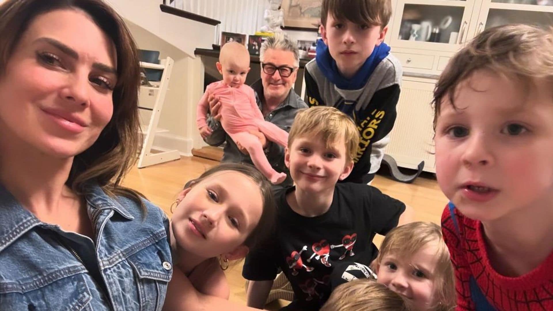 ¿Te imaginas cómo ha celebrado Alec Baldwin su 67 cumpleaños con sus 7 hijos con edades entre los 11 y 1 año?