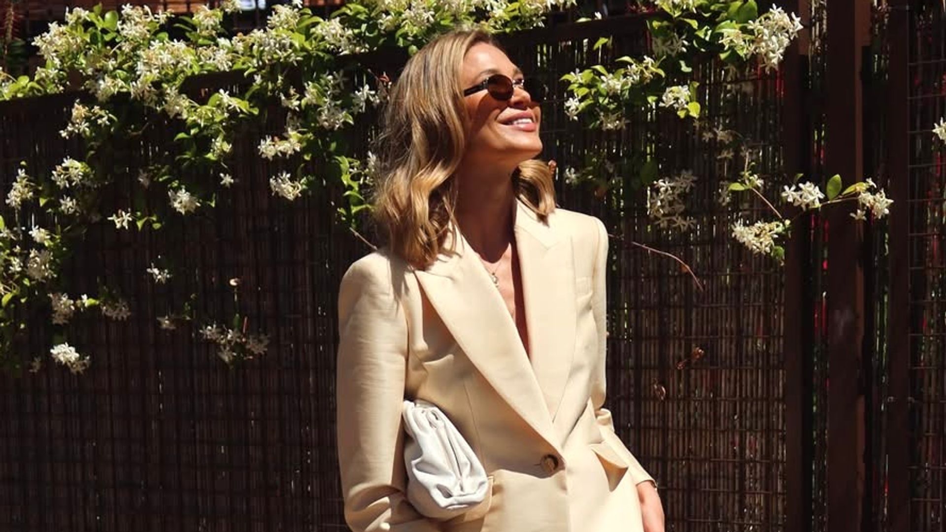 Carla Pereyra, con traje blanco, en la comunión de su hija con Diego Simeone en Madrid.