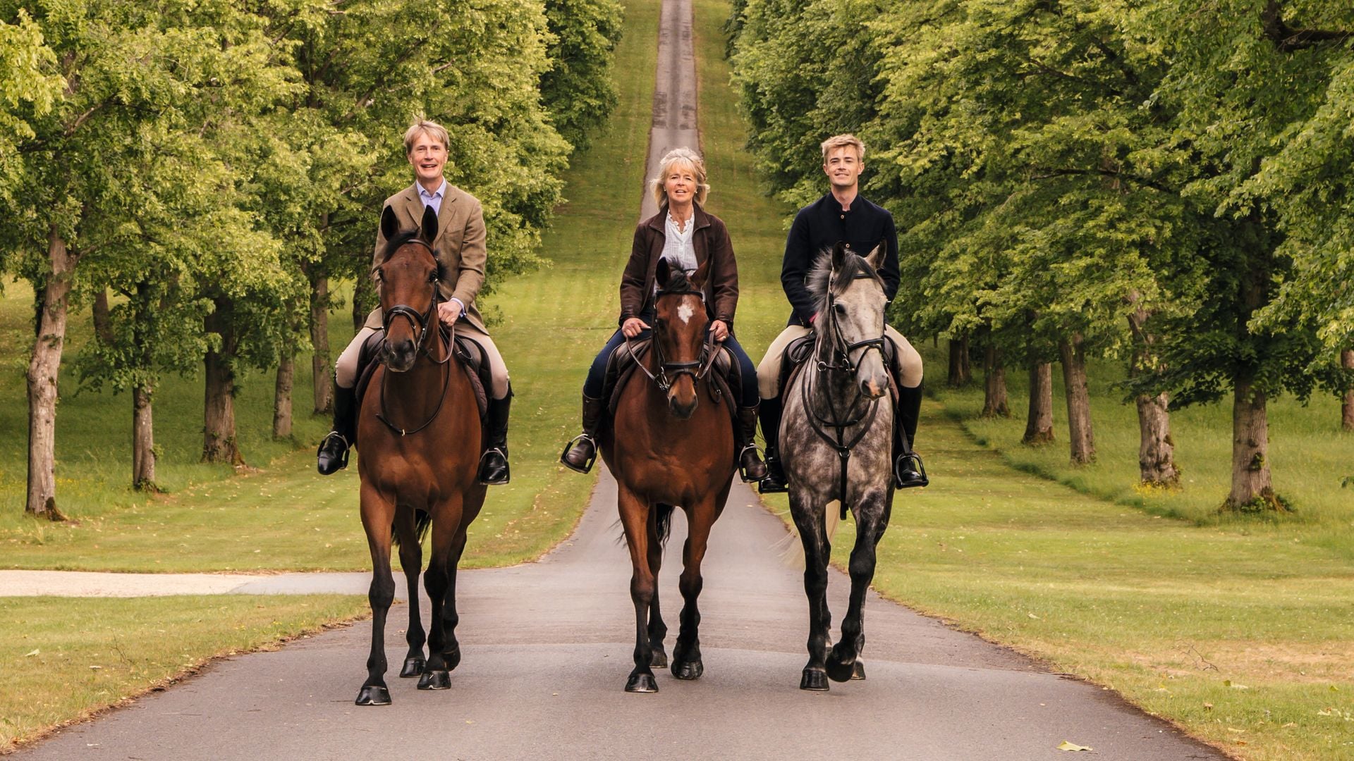 James Henderson y Lucinda montando a caballo junto a su hijo mayor 