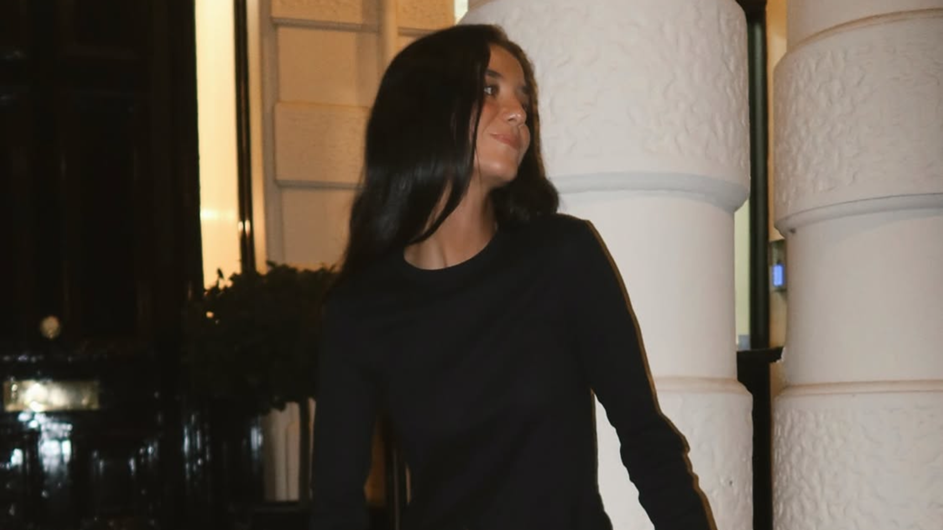 Victoria Federica en Londres con un look negro y un bolso de flecos de firma española, 2026.