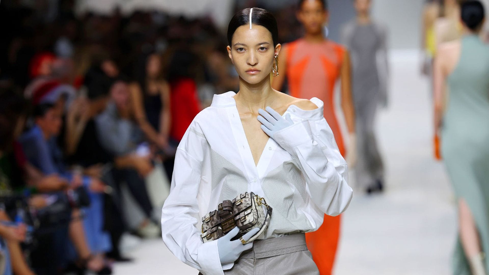 12 ideas fichadas en las pasarelas para combinar la camisa blanca en looks nada aburridos
