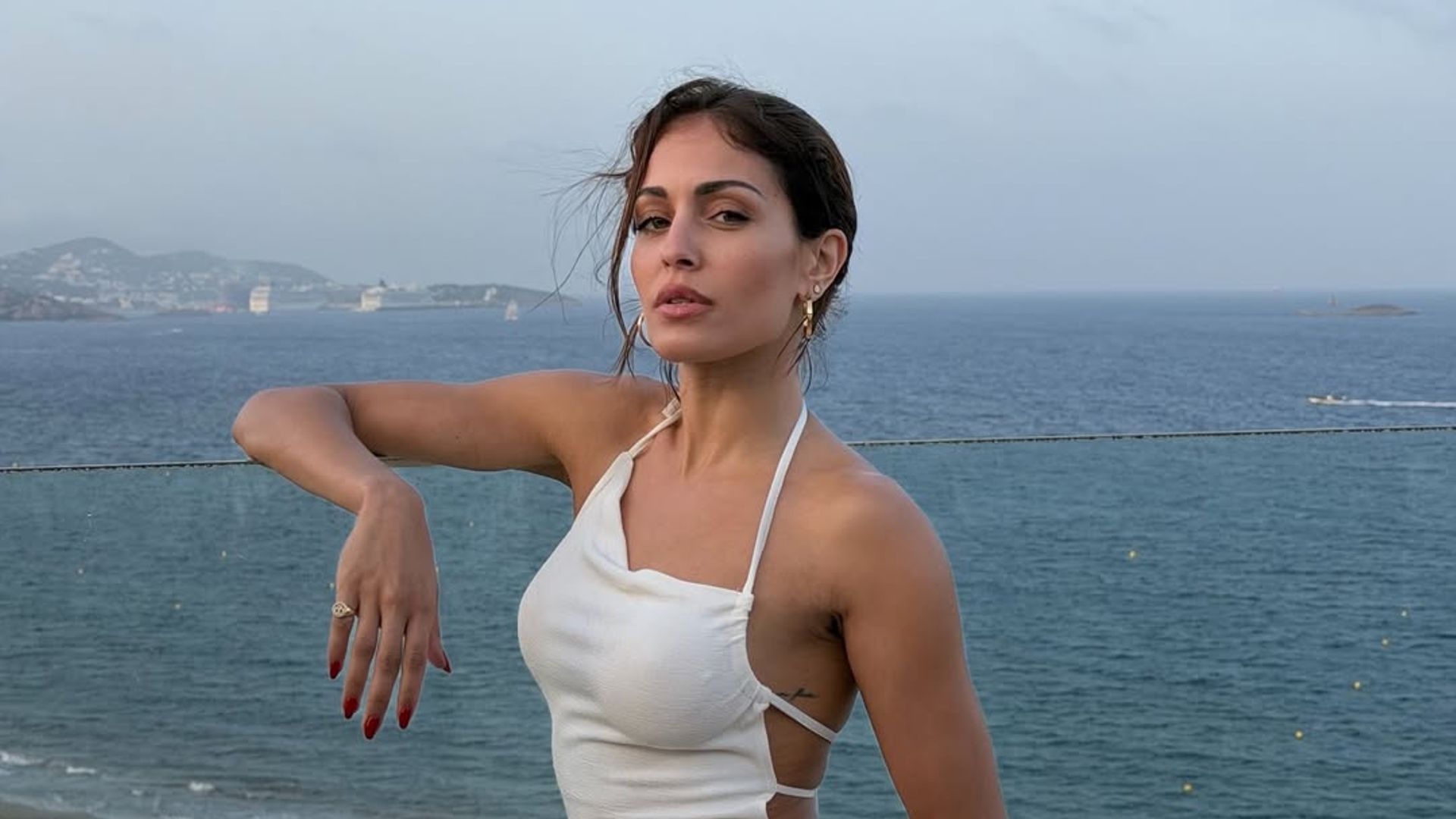 Hiba Abouk, con J Balvin y sus hijos en Ibiza, tras las novedades en el caso de Achraf Hakimi: "Hay pocas cosas que no puedan curar"