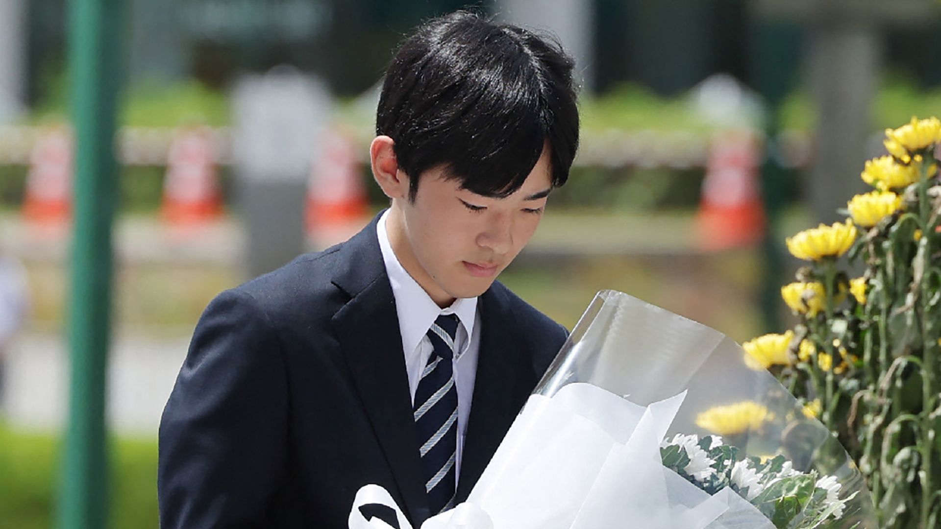 El príncipe Hisahito de Japón en su visita al Parque Conmemorativo a las víctimas de Hiroshima