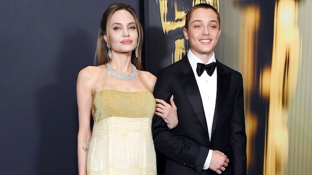 Plano entero de Angelia Jolie con su hijo Knox posando en el photocall