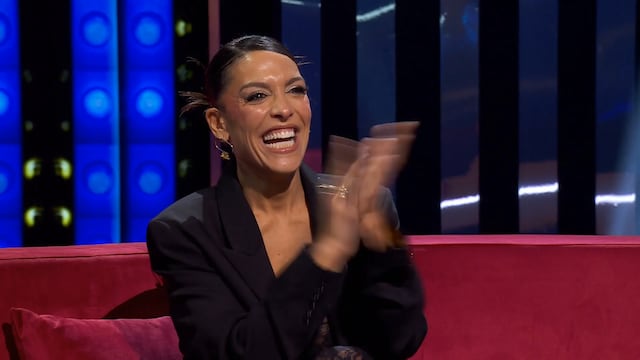 Plano medio de Lorena Castell en el programa "Martínez y Hermanos" aplaudiendo