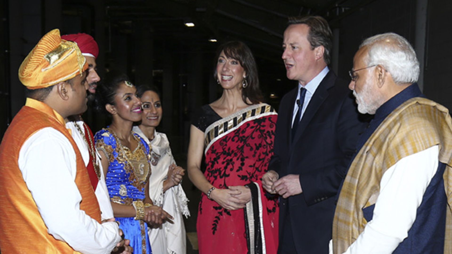 Samantha Cameron, con sari y bindi para recibir al primer ministro indio