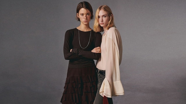 Dos mujeres posando con ropa de Massimo Dutti