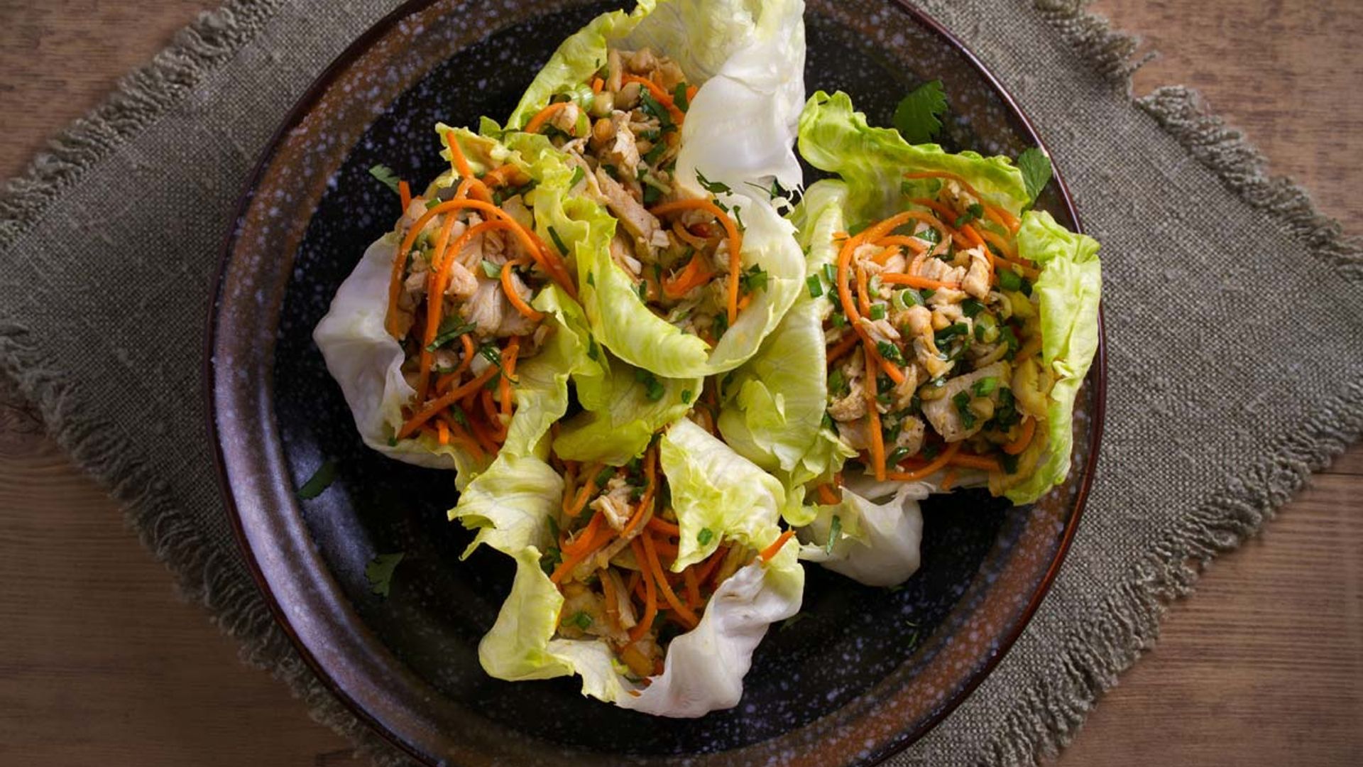 Tacos de lechuga 'iceberg' con pollo y zanahoria