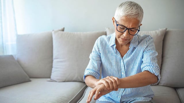 mujer dolor manos