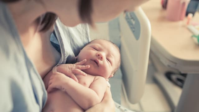Bebé recién nacido en brazos de su madre