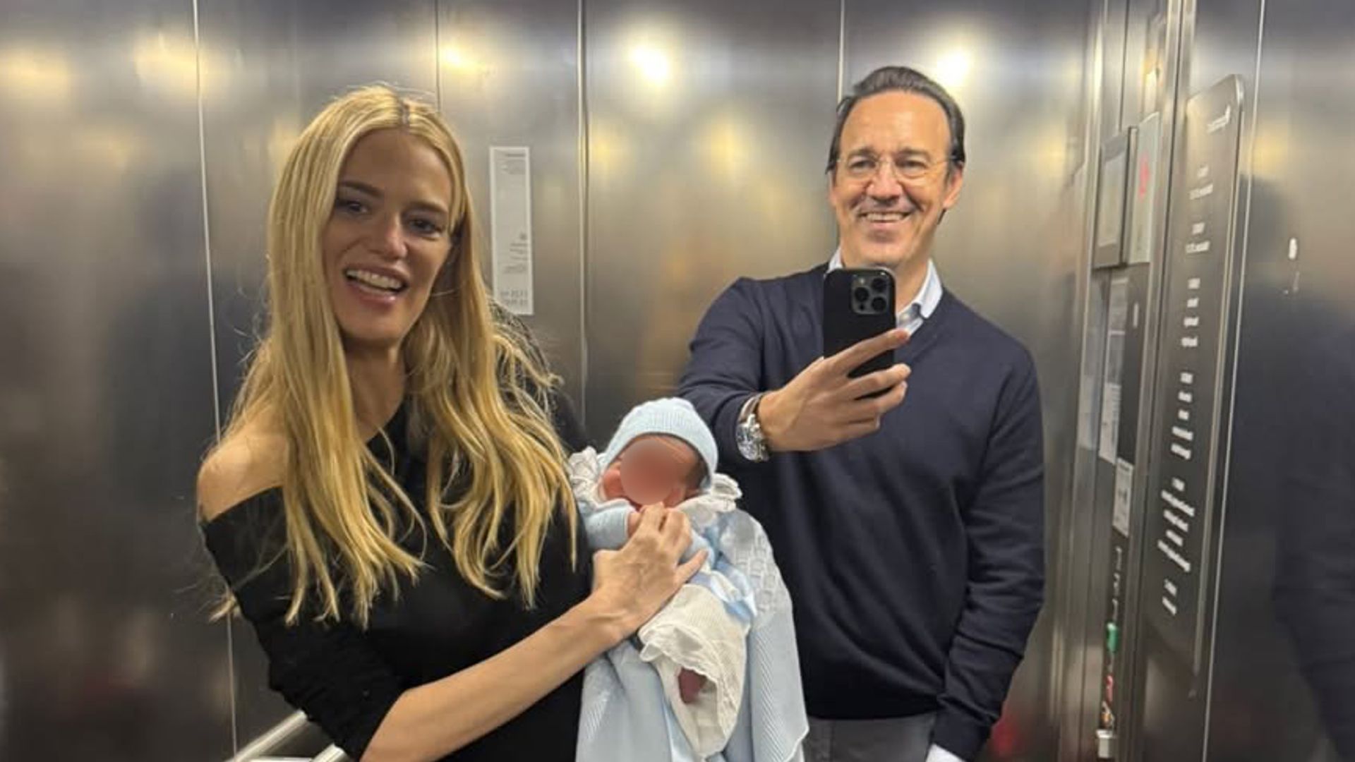 Teresa Baca junto a su marido y su bebé