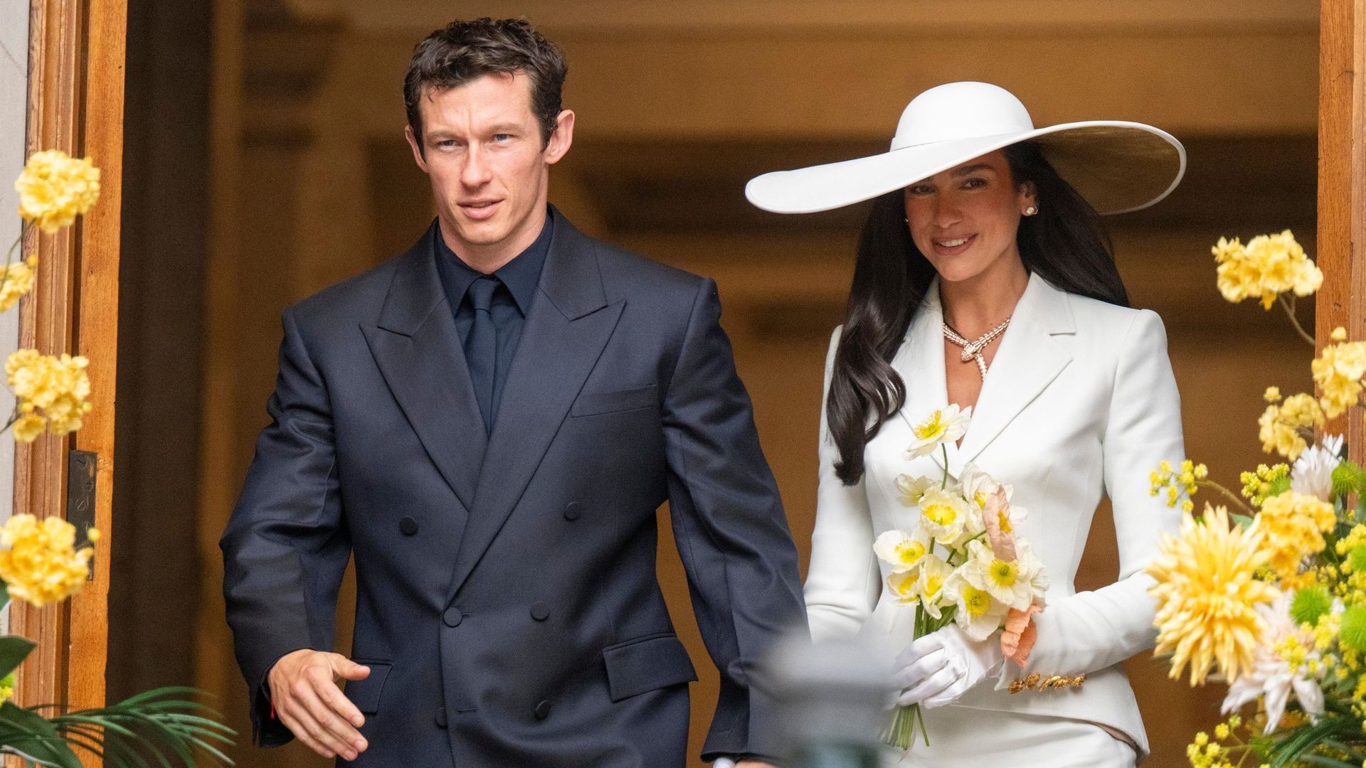 Dua Lipa lució guapísima y muy feliz en su boda civil con Callum Turner.