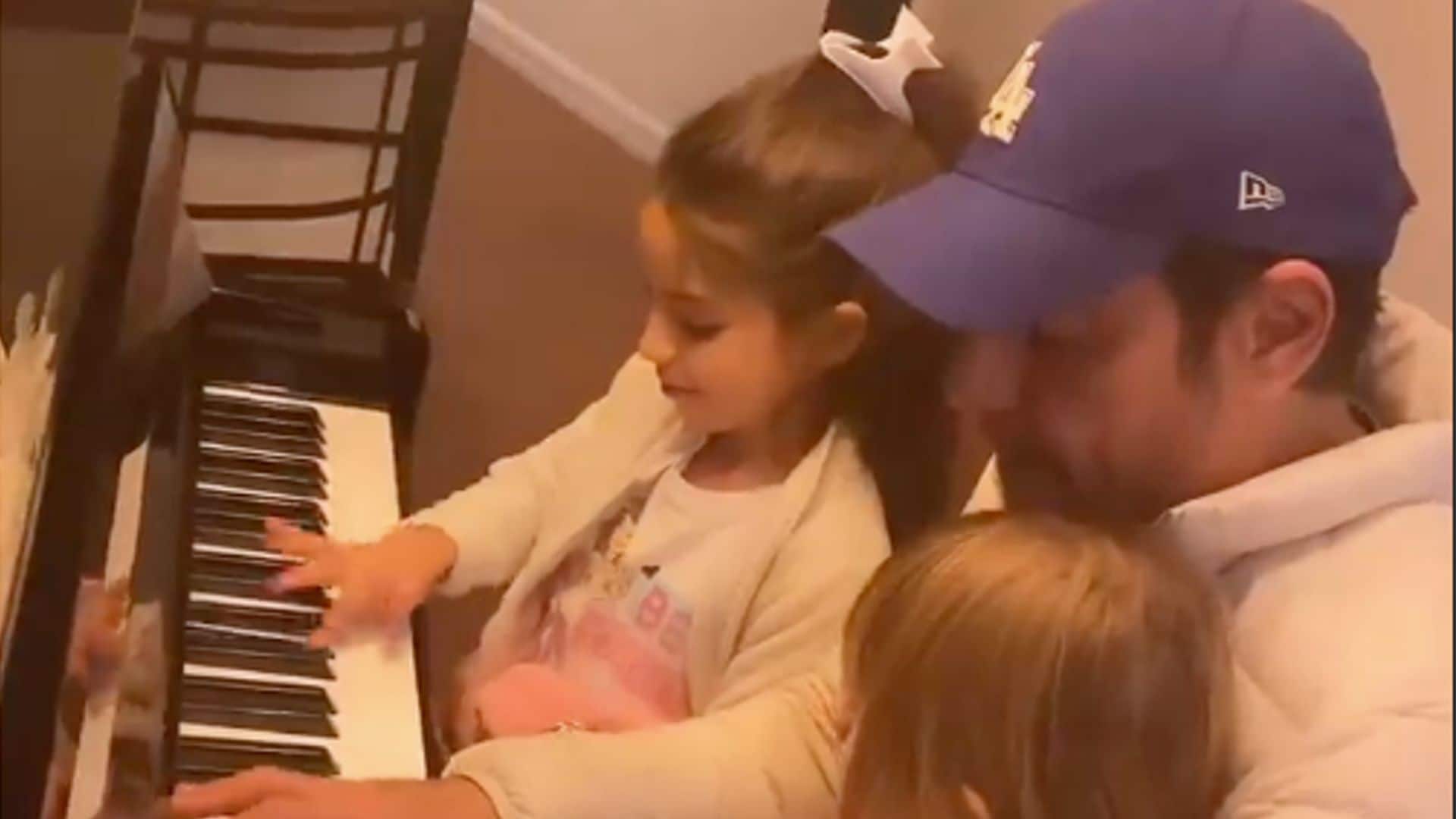 Aitana, hija de Eugenio Derbez, y su talento artístico en el piano