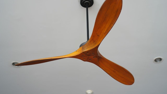 Un ventilador de madera en un techo
