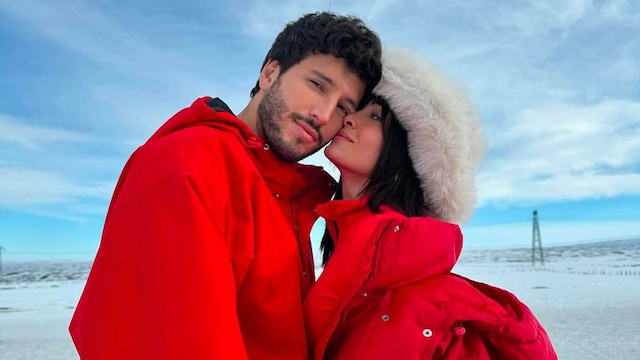 Plano medio de Aitana y Sebastián Yatra posando  en Islandia