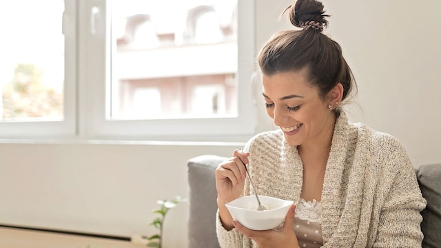 mujer comiendo sonriente