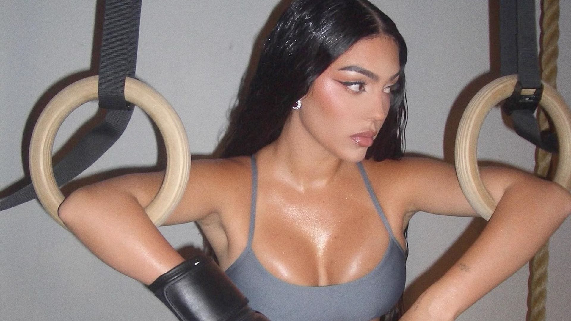 Georgina Rodríguez con un conjunto gris de Alo y guantes de boxeo