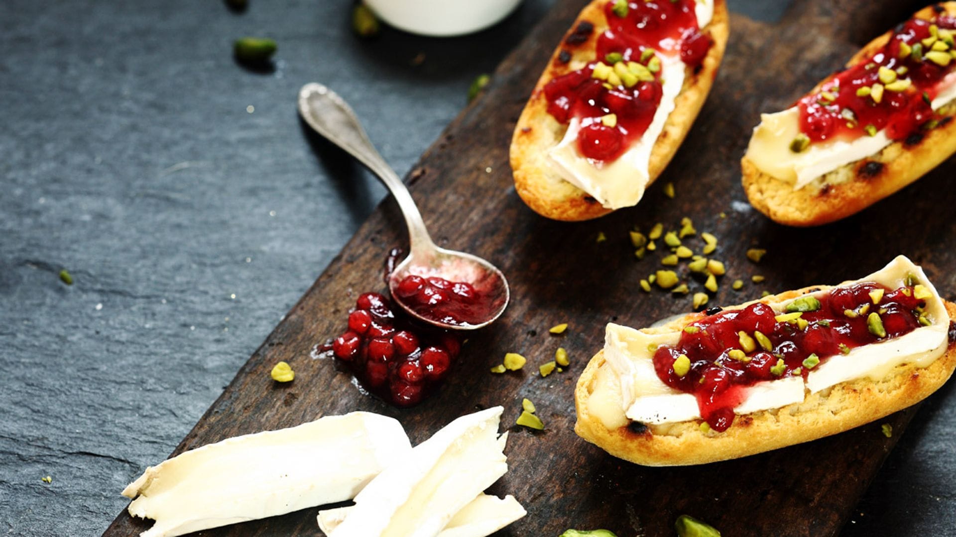 Tostas de camembert con mermelada de arándanos
