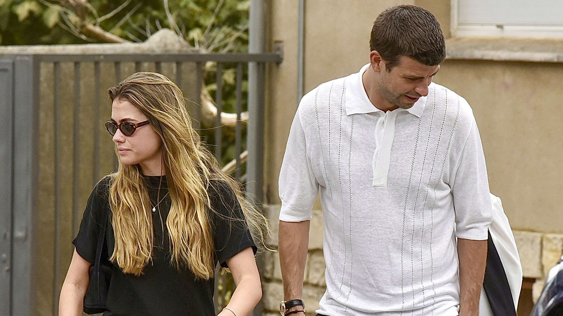 Gerard Piqué y Clara Chía a la salida del funeral de Lina Rovira, abuela del exfutbolista.
