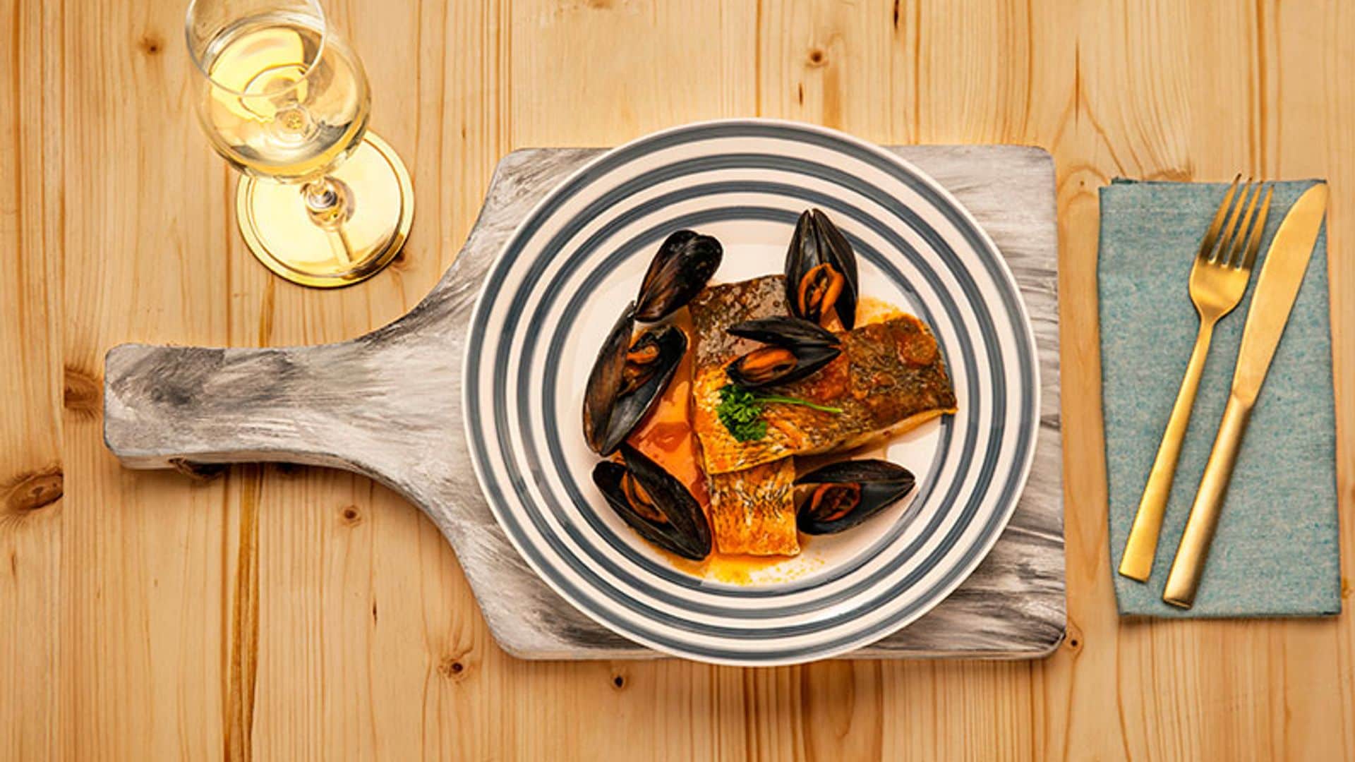 Corvina con salsa de tomate y mejillones