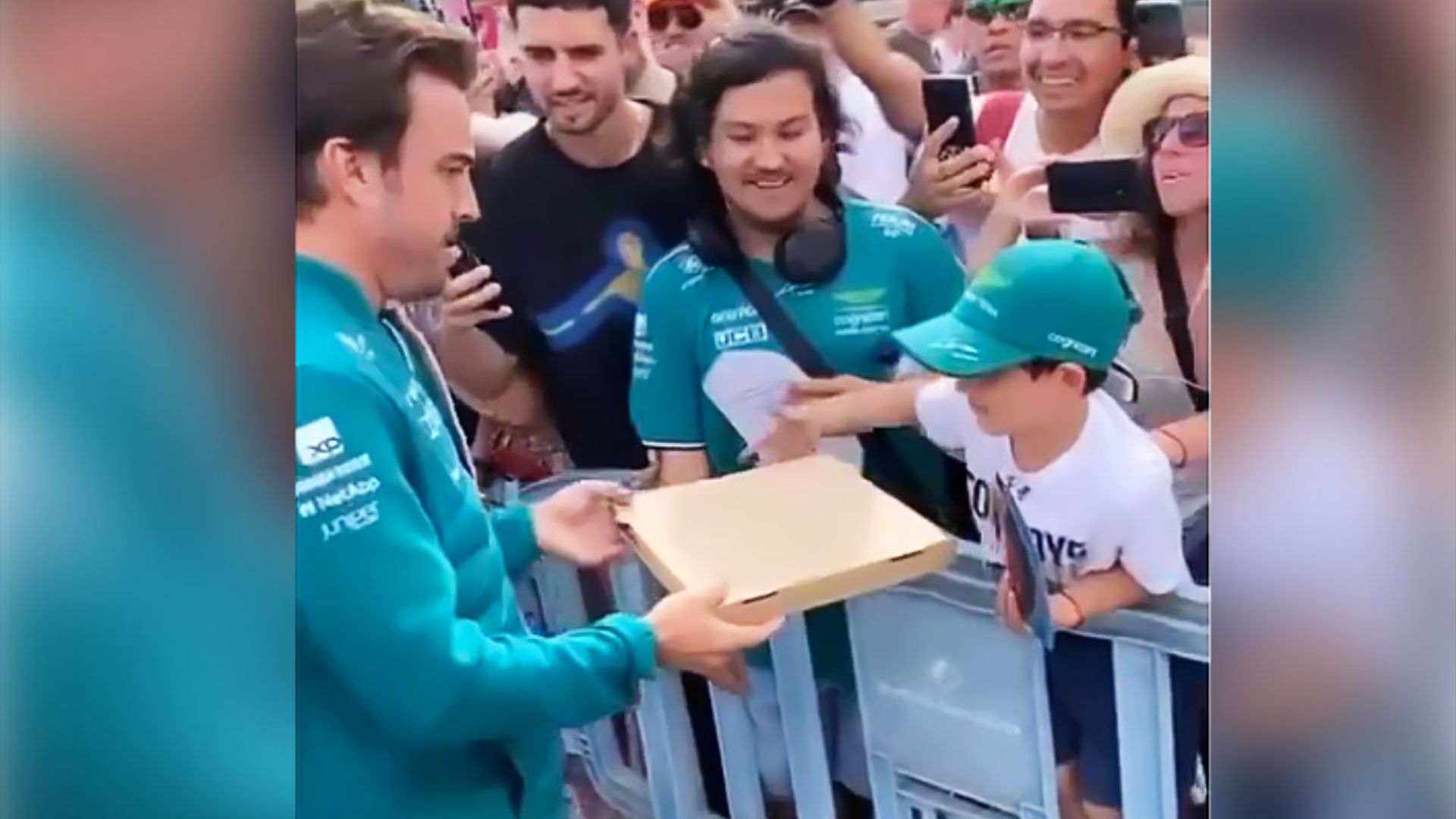 Fernando Alonso vuelve a sorprender a sus fans convirtiéndose en repartidor de pizza por un día