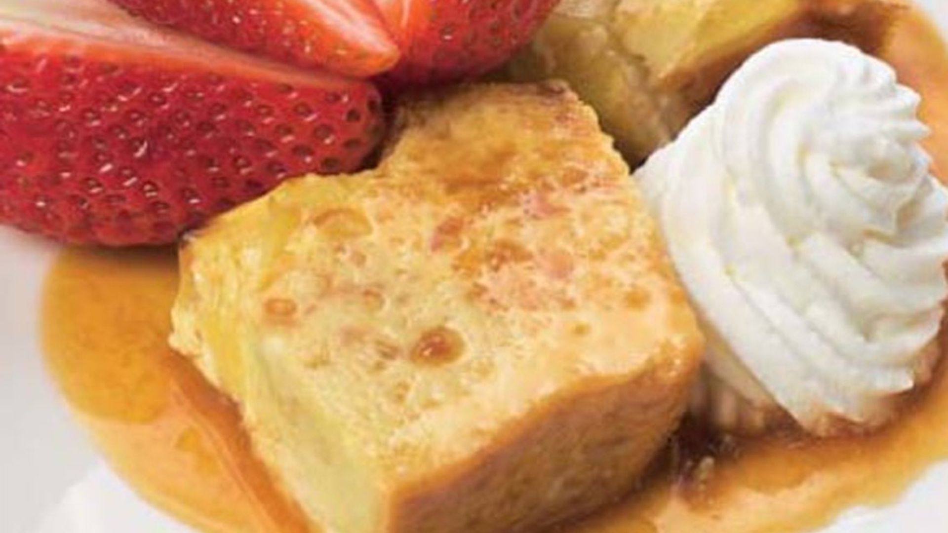 Flan pudin con fresas y nata