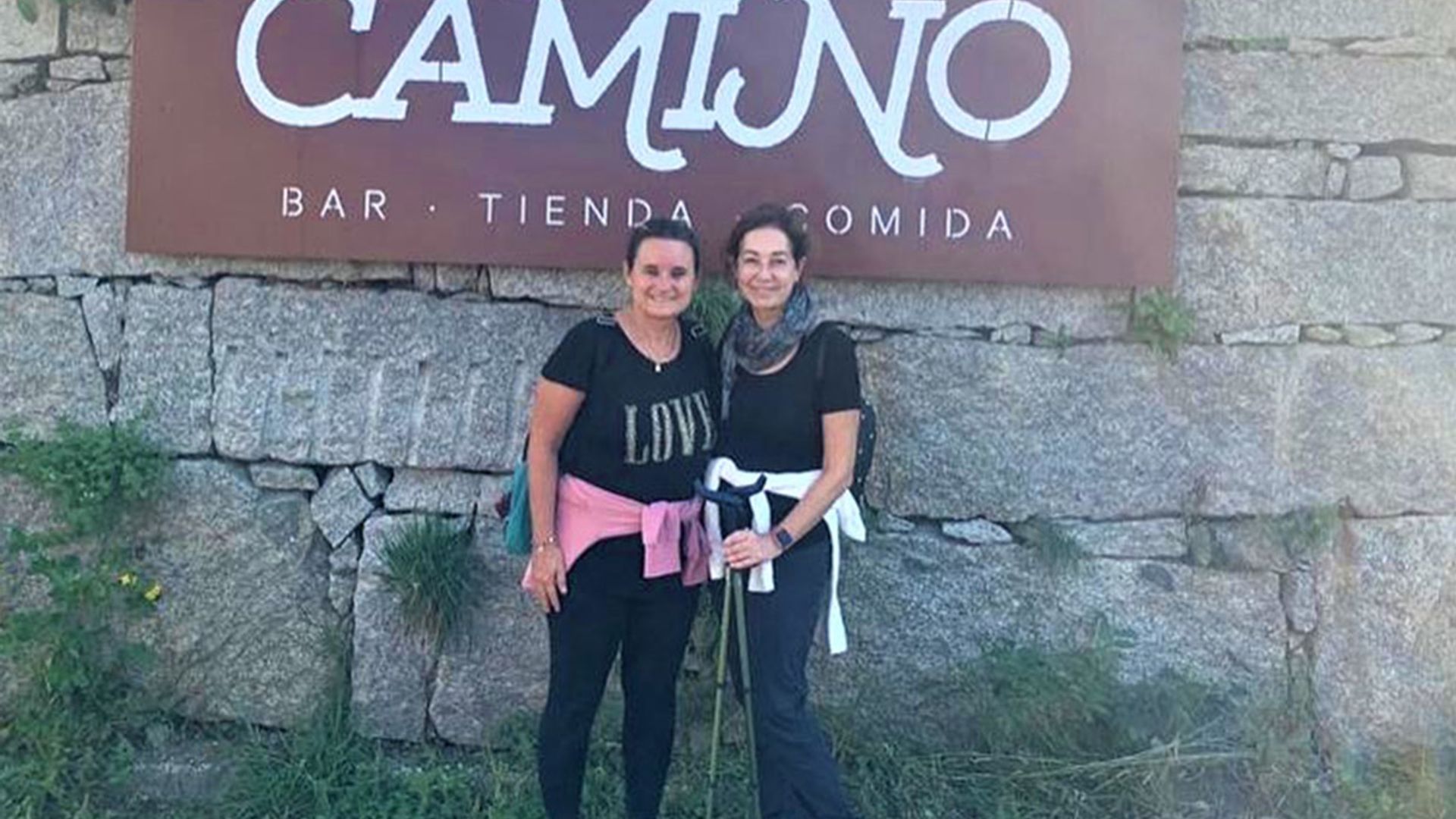 Ana Rosa Quintana cambia el plató por el bastón de peregrina: así ha disfrutado del puente