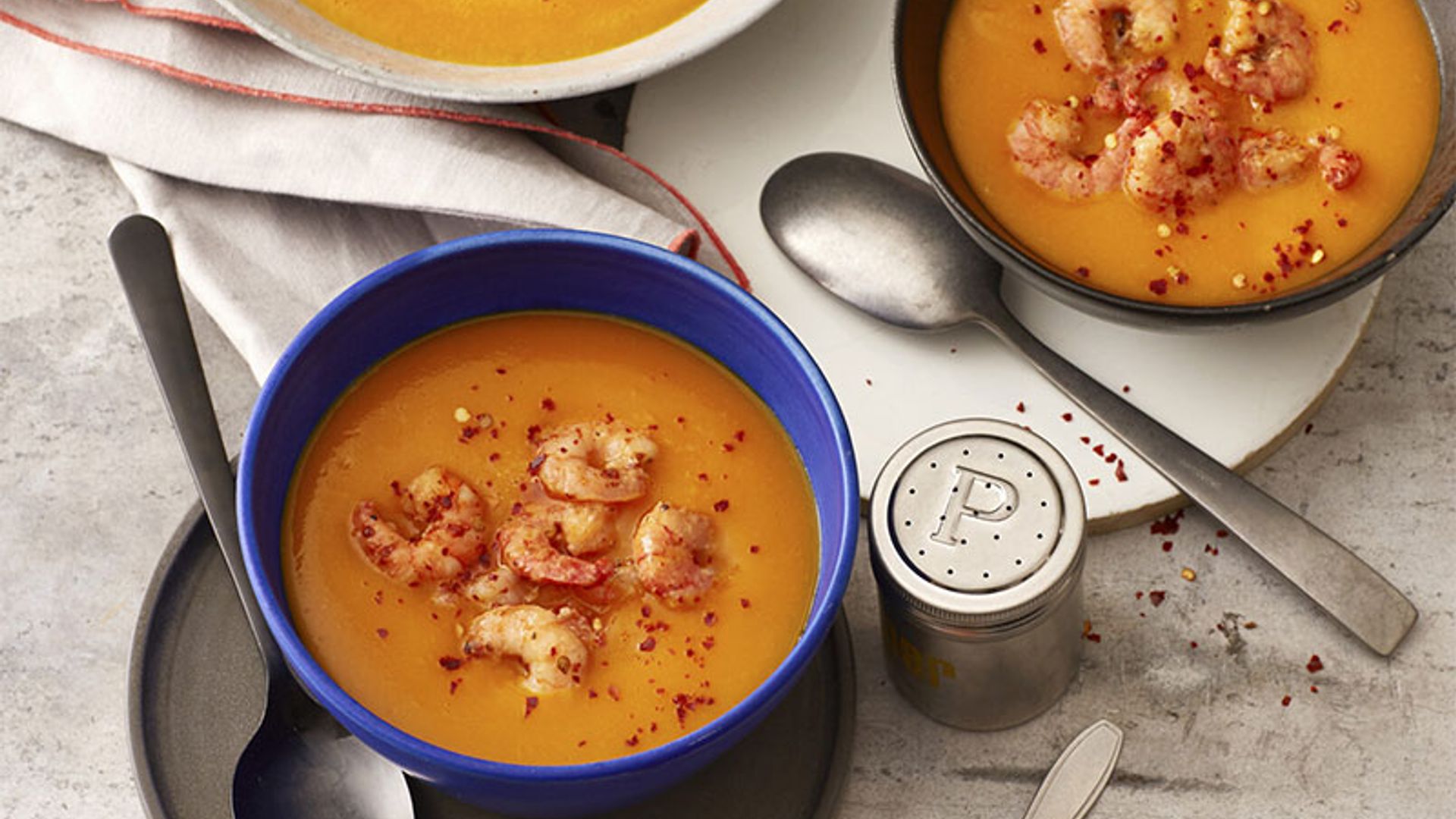 Crema de calabaza con gambas picantes