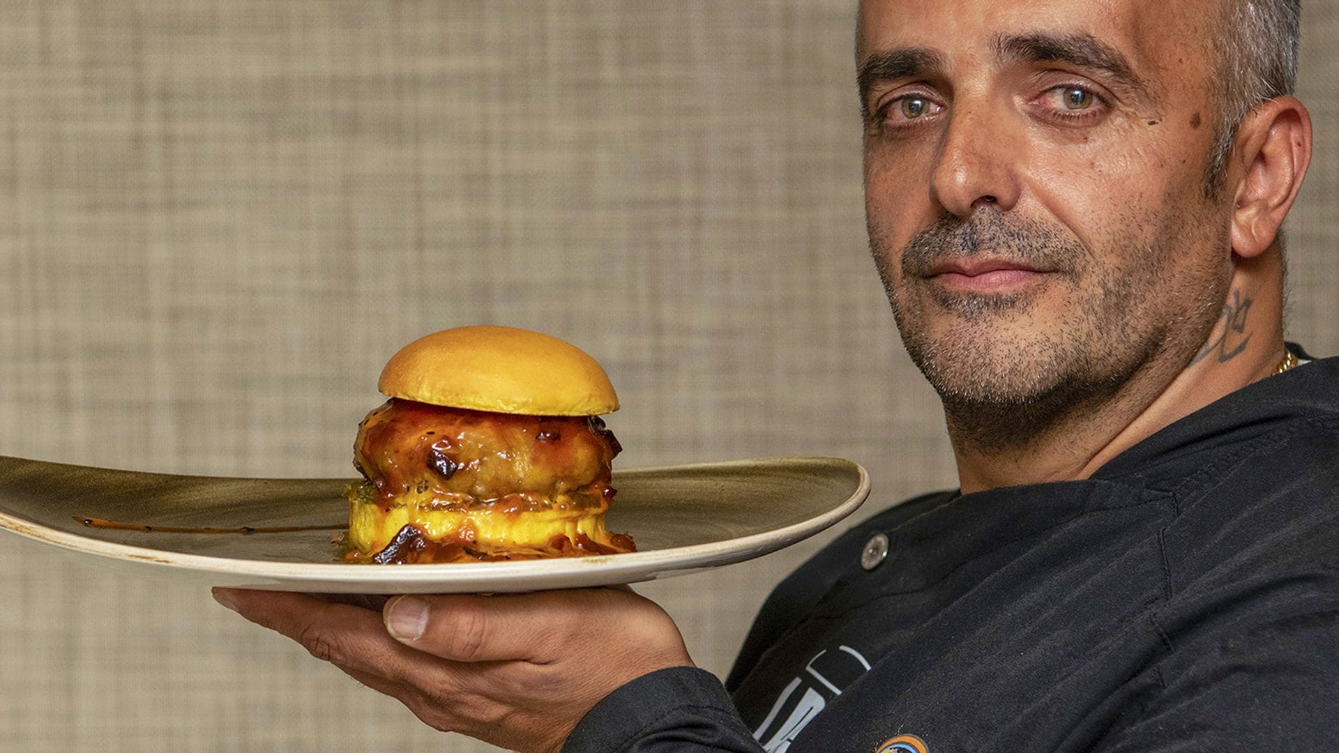 Gonzalo Díaz y ‘Emmy Lion’, ganador de la II Ruta de la Hamburguesa de Madrid y Alrededores