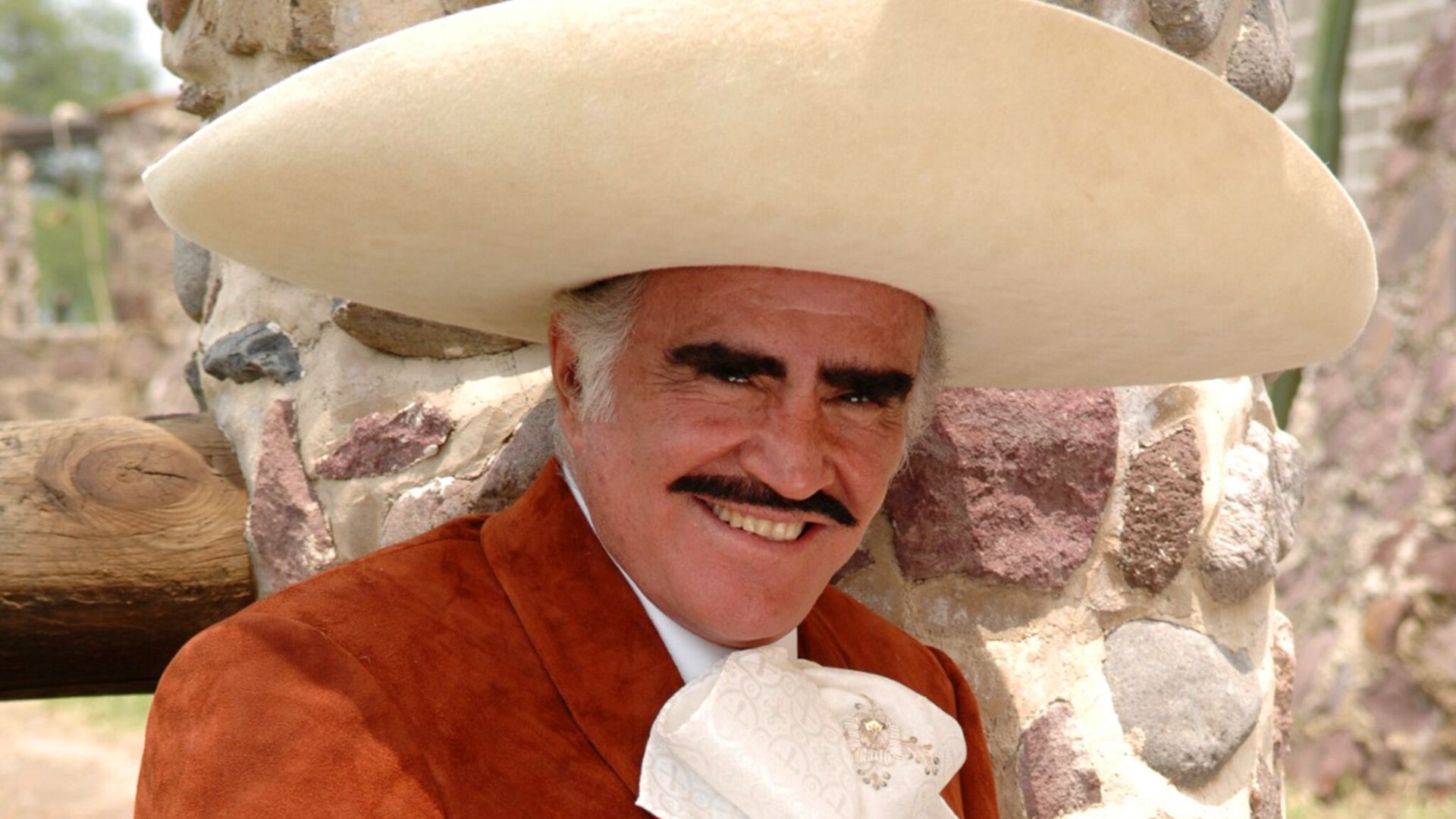 Vicente Fernández presenta una mejoría en su salud: ya no está intubado
