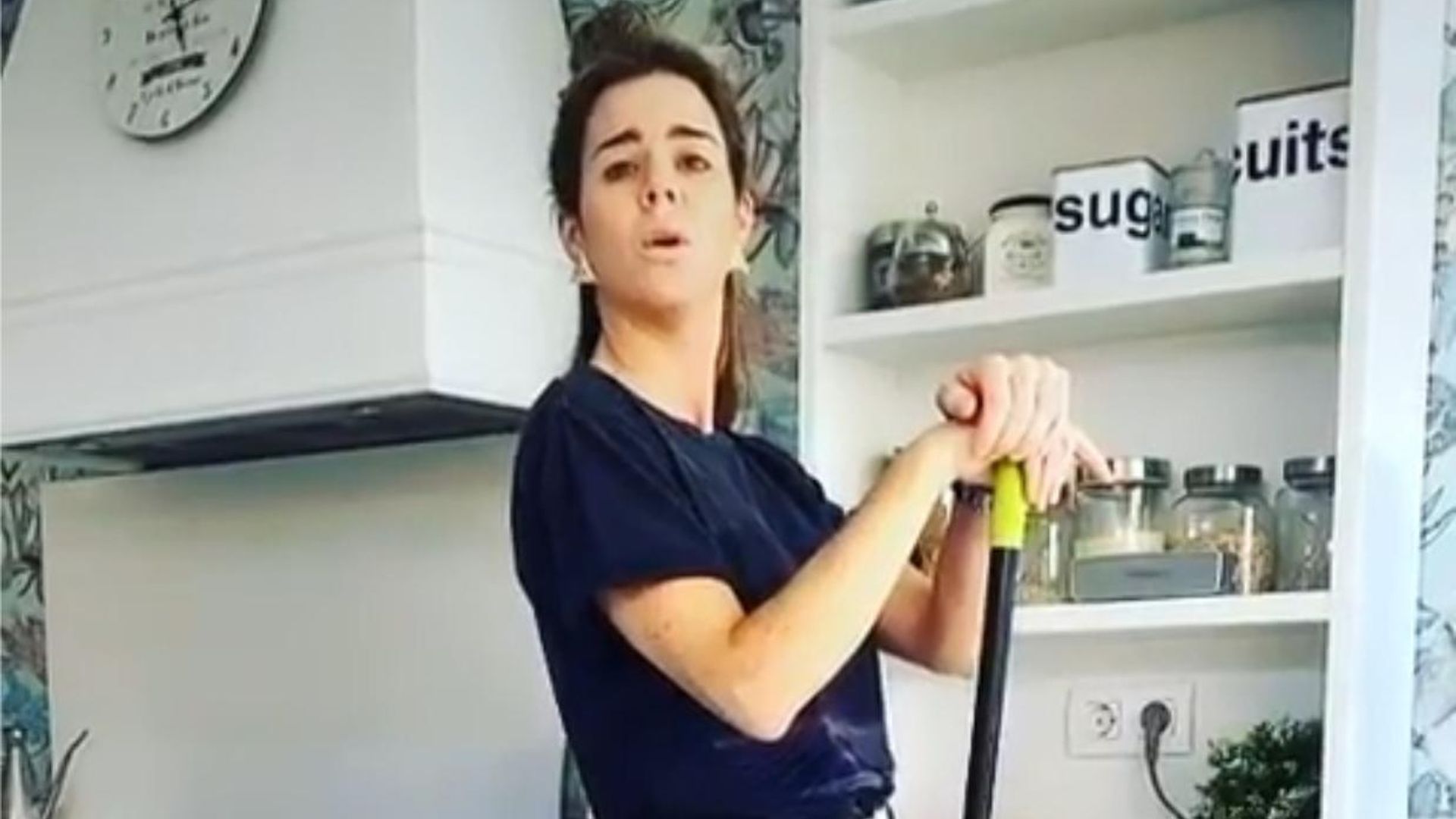 Increíble pero cierto: Amelia Bono nos enseña a hacer música con el horno y los armarios de la cocina