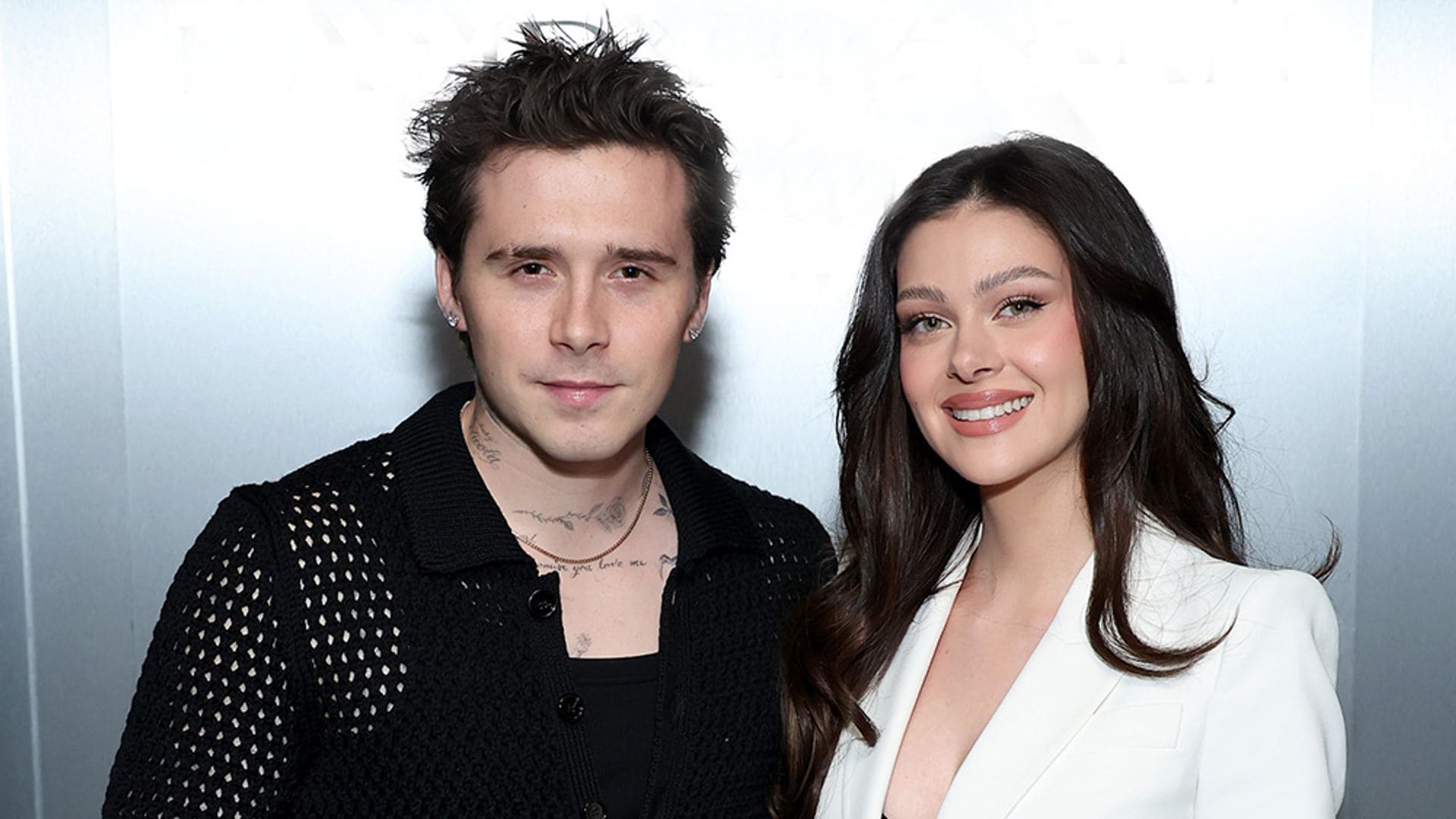 Nicola Peltz se inspira en el traje que Victoria Beckham lleva desde 1997 en su último look de fiesta