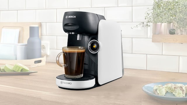 Un cafetera Bosch en una encimera