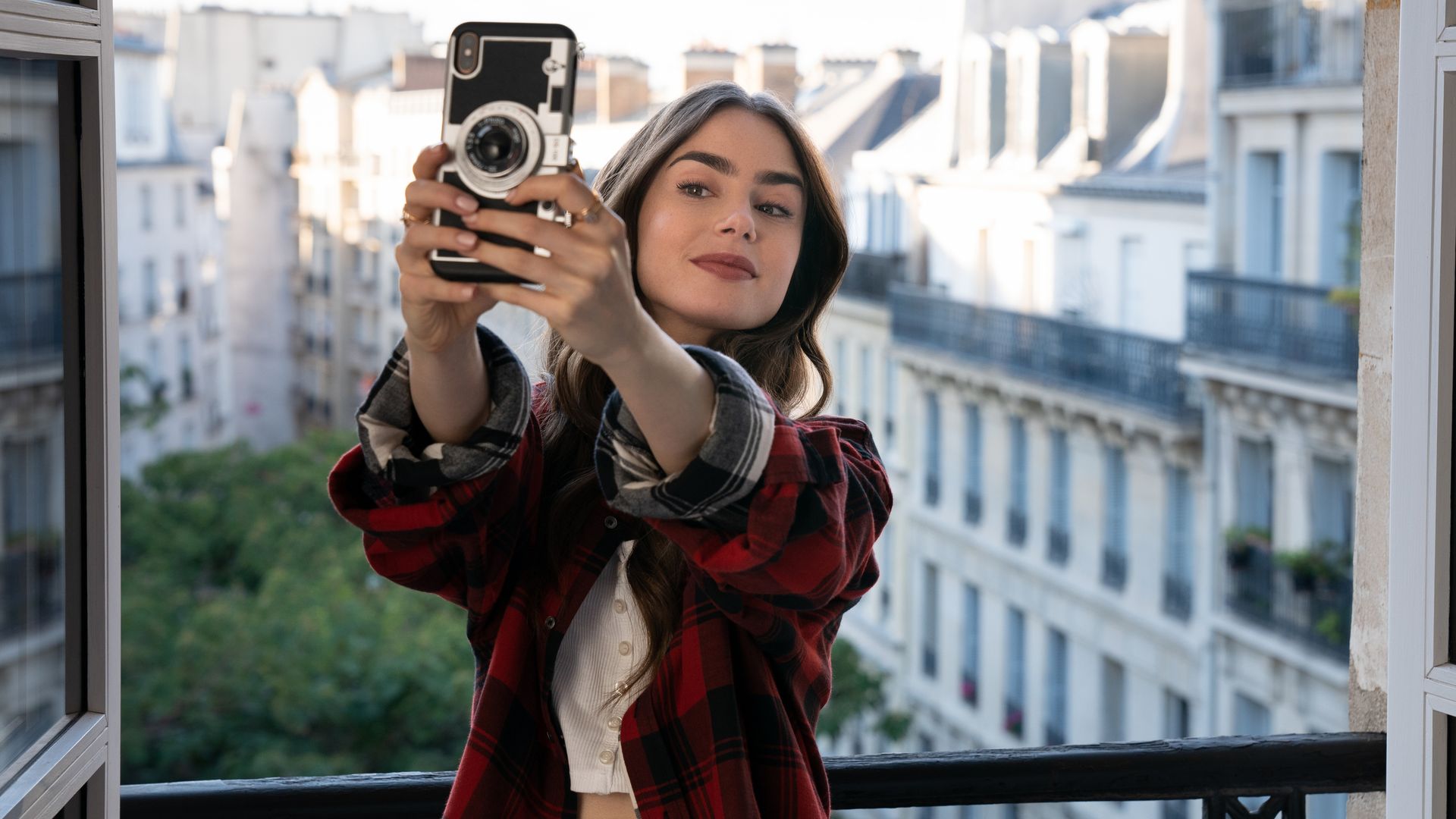 Lily Collins, selfie desde su ático en París