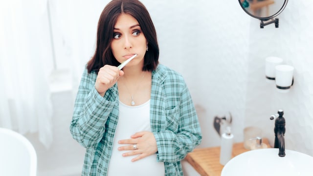 Mujer embarazada cepillándose los dientes