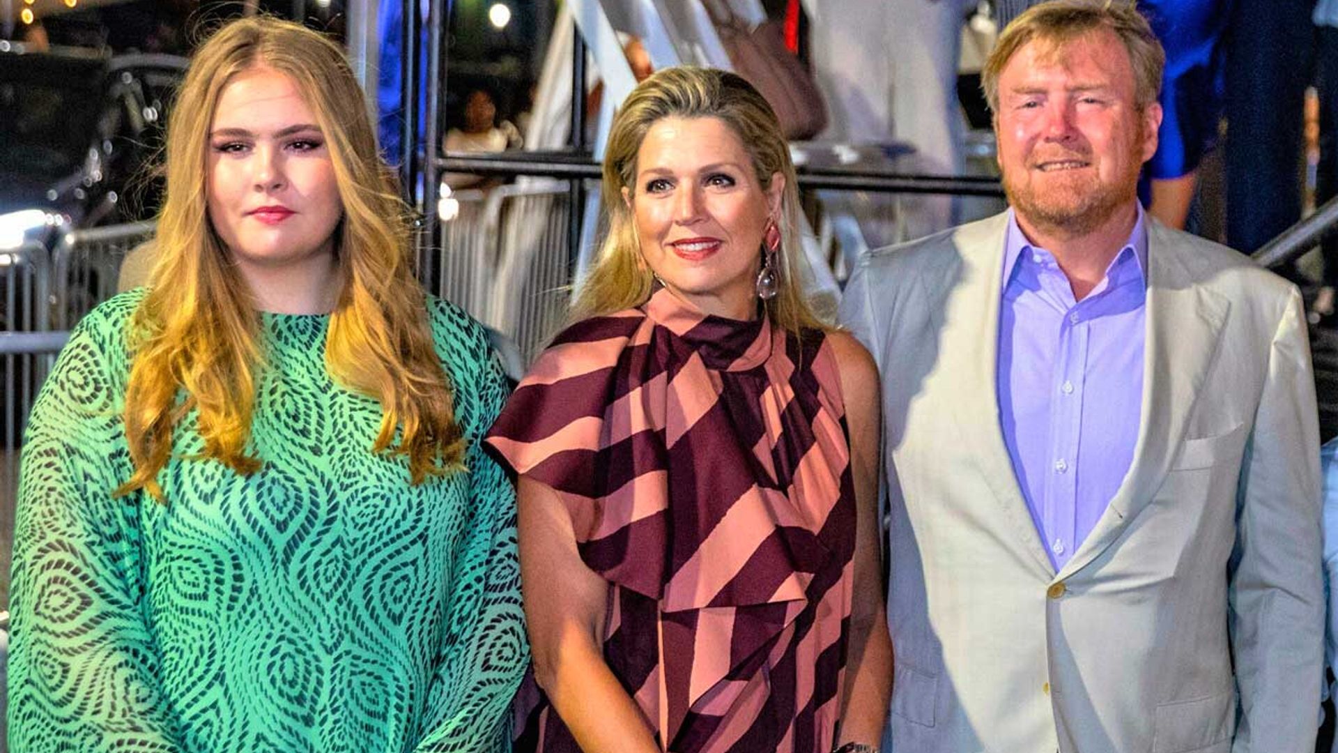 Máxima de Holanda y su hija Amalia, a conjunto con maxivestidos estampados en el Caribe